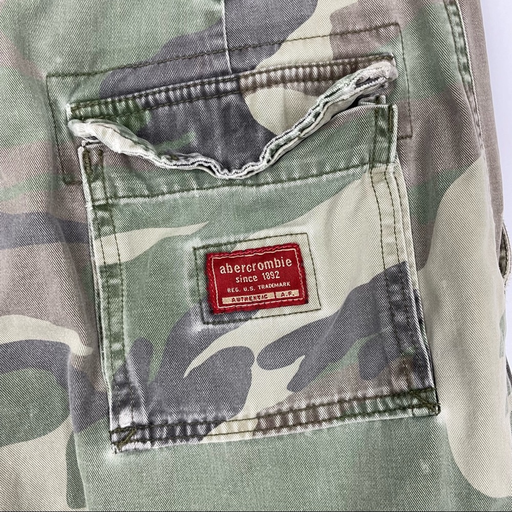 Abercrombie & Fitch Kids Green Camo Cargo Shorts - Picture 7 of 12